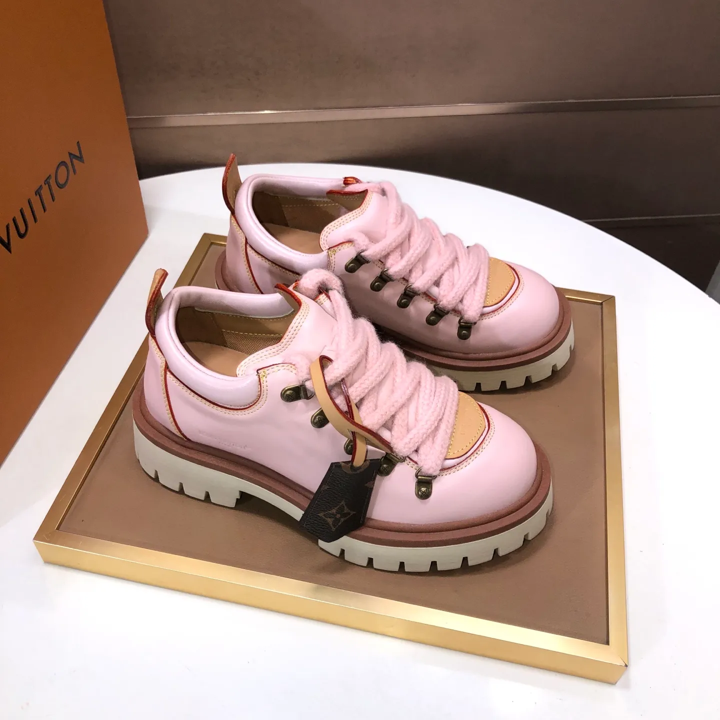 Men's shoes 💰660💰 LV Louis Vuitton 2025 autumn and winter new couple's new style, the original version is developed one to one, retro fashion, handsome and cool mountaineering derby shoes are out of stock 👍 💎 Material: imported first-layer cowhide 💎 Lining: imported lambskin 💎 Outsole: original molded TR non-slip sole 💎 Bottom height: 3.5cm 💎 Shoe size: 35-45 for both men and women